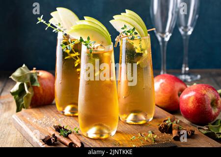 Apfelwein Mimosa für den Herbstbrunch, Cocktail-Idee für den Herbst Stockfoto