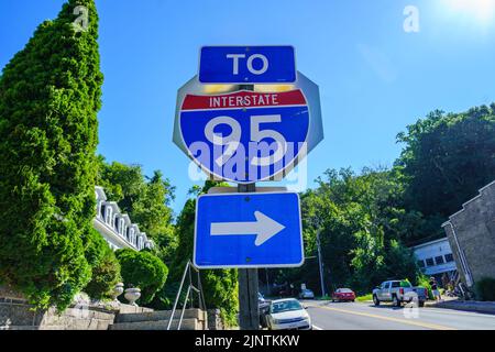 Port Deposit, MD, USA – 13. August 2022: Richtungsschild A bis Interstate 95, das Autofahrern rät, wie sie zur Autobahn kommen. Stockfoto