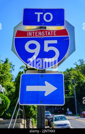 Port Deposit, MD, USA – 13. August 2022: Richtungsschild A bis Interstate 95, das Autofahrern rät, wie sie zur Autobahn kommen. Stockfoto