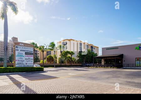 Miami, FL, USA - 31. Juli 2022: RK Center Sunny Isles Square Starbucks Coffee Stockfoto