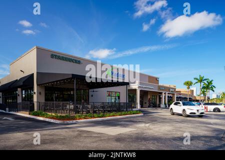 Miami, FL, USA - 31. Juli 2022: RK Center Sunny Isles Square Starbucks Coffee Stockfoto