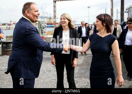 (RL) Annalena Baerbock, Staatssekretärin, und Melie Joly, Außenministerin von Kanada, abgebildet während einer gemeinsamen Tour durch den Hafen von Montreal Grain Terminal, angeführt von Daniel Dagenais, Vice President der Ports Company. Montréal, 08/03/2022. Stockfoto