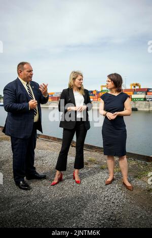 (RL) Annalena Baerbock, Staatssekretärin, und Melie Joly, Außenministerin von Kanada, abgebildet während einer gemeinsamen Tour durch den Hafen von Montreal Grain Terminal, angeführt von Daniel Dagenais, Vice President der Ports Company. Montréal, 08/03/2022. Stockfoto