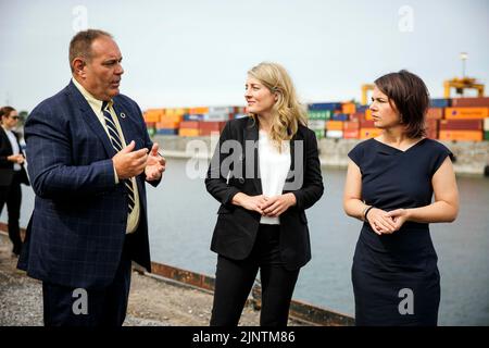 (RL) Annalena Baerbock, Staatssekretärin, und Melie Joly, Außenministerin von Kanada, abgebildet während einer gemeinsamen Tour durch den Hafen von Montreal Grain Terminal, angeführt von Daniel Dagenais, Vice President der Ports Company. Montréal, 08/03/2022. Stockfoto