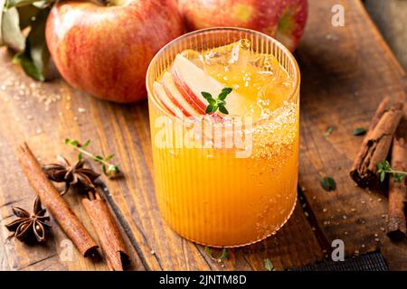Apfelwein margarita mit Apfelscheiben und frischem Thymian Stockfoto