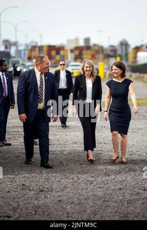 (RL) Annalena Baerbock, Staatssekretärin, und Melie Joly, Außenministerin von Kanada, abgebildet während einer gemeinsamen Tour durch den Hafen von Montreal Grain Terminal, angeführt von Daniel Dagenais, Vice President der Ports Company. Montréal, 08/03/2022. Stockfoto