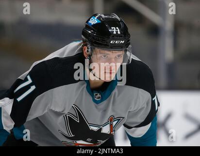 San Jose, USA. 20. März 2021. Der Verteidiger der San Jose Sharks Nikolai Knyzhov (71) wartet in der dritten Periode im SAP Center in San Jose, Kalifornien, auf ein Gesicht gegen die St. Louis Blues am Samstag, den 20. März 2021. (Foto: Nhat V. Meyer/Bay Area News Group/TNS/Sipa USA) Quelle: SIPA USA/Alamy Live News Stockfoto