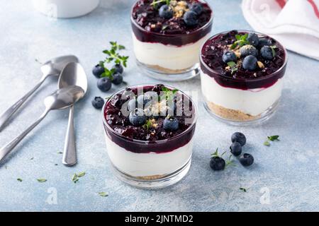 Heidelbeer-Käsekuchen in einem Glas mit graham-Cracker-Basis Stockfoto