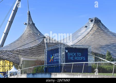 München, Deutschland. 11. August 2022. Randmotiv, Logo zurück auf die Dächer mit Dach des Swimmingpools. Europameisterschaften München 2022 am 11.. August 2022 ?SVEN SIMON Fotoagentur GmbH & Co. Pressefoto KG # Prinzess-Luise-Str. 41 # 45479 M uelheim/R uhr # Tel 0208/9413250 # Fax. 0208/9413260 # GLS Bank # BLZ 430 609 67 # Konto 4030 025 100 # IBAN DE75 4306 0967 4030 0251 00 # BIC GENODEM1GLS # www.svensimon.net. Kredit: dpa/Alamy Live Nachrichten Stockfoto