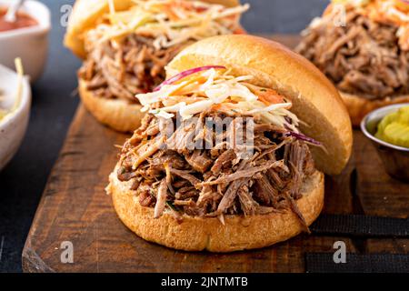 Schweinebandwiches mit cole Slaw auf Brioche-Brötchen Stockfoto