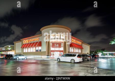 Sunny Isles Beach, FL, USA - 1. August 2022: CVS Apotheke in der Nacht Sunny Isles Beach Stockfoto