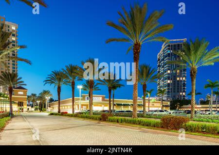 Hallandale Beach, FL, USA - 31. Juli 2022: RK Centers Diplomat Plaza bei Nacht Stockfoto