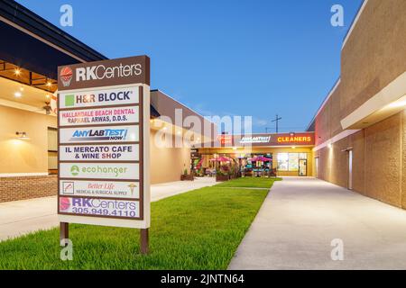 Hallandale Beach, FL, USA - 4. August 2022: Geschäfte in den Hallandale Beach RK Centers Stockfoto