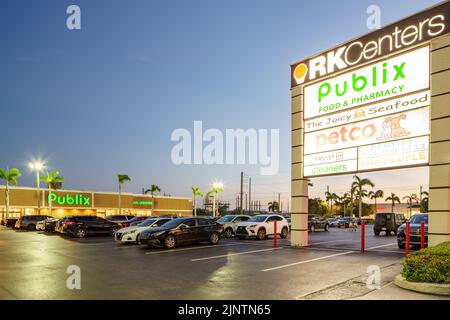 Hallandale Beach, FL, USA - 4. August 2022: Nachtfoto Publix Supermarkt Hallandale Beach FL Stockfoto