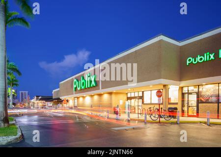 Hallandale Beach, FL, USA - 4. August 2022: Nachtfoto Publix Supermarkt Hallandale Beach FL Stockfoto