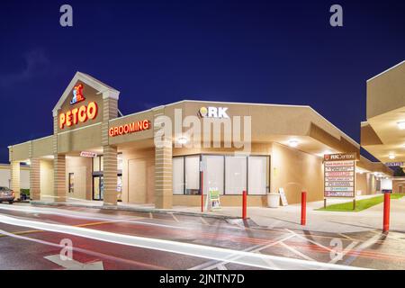 Hallandale Beach, FL, USA - 4. August 2022: Nachtfoto Petco im RK Center Hallandale Beach FL Stockfoto