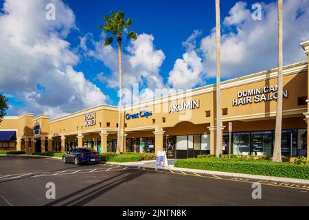 Coral Springs, FL, USA - 7. August 2022: RK Coral Palm Plaza Businesses Stockfoto