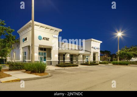 Stuart, FL, USA - 6. August 2022: Atnt Mobiltelefon- und Dienstanbieter Pineapple Commons Stuart FL Stockfoto