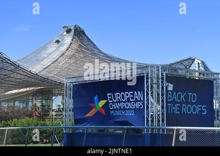 München, Deutschland. 11. August 2022. Randmotiv, Logo zurück auf die Dächer mit Dach des Swimmingpools. Europameisterschaften München 2022 am 11.. August 2022 ?SVEN SIMON Fotoagentur GmbH & Co. Pressefoto KG # Prinzess-Luise-Str. 41 # 45479 M uelheim/R uhr # Tel 0208/9413250 # Fax. 0208/9413260 # GLS Bank # BLZ 430 609 67 # Konto 4030 025 100 # IBAN DE75 4306 0967 4030 0251 00 # BIC GENODEM1GLS # www.svensimon.net. Kredit: dpa/Alamy Live Nachrichten Stockfoto