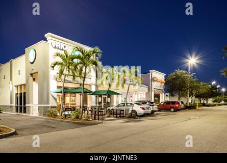 Stuart, FL, USA - 6. August 2022: Nachtfoto Starbucks in Stuart FL Stockfoto