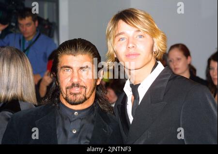 Berlin, Deutschland. 21.. November 2002. ARCHIVFOTO: Gil OFARIM wird am 13. August 2022 40 Jahre alt, GIL, Deutschland, Sänger, Mit seinem Vater Abi OFARIM, 21.11.2002. ? Kredit: dpa/Alamy Live Nachrichten Stockfoto