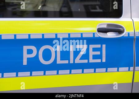 Vor einem Schulgebäude steht ein Polizeiauto, Detail, Schriftzug POLIZEI an der Seitentür, allgemein, Feature, Grenzmotiv, Symbolfoto Dorothee FELLER, CDU, Ministerin für Schule und Bildung des Landes Nordrhein-Westfalen, präsentiert die Kampagne 'Brake yourself! Die Schule hat, vorher, Ratingen am 08/10/2022 begonnen © SVEN SIMON Fotoagentur GmbH & Co. Pressefoto KG # Prinzessin-Luise-Str. 41 # 45479 M uelheim/R uhr # Tel 0208/9413250 # Fax. 0208/9413260 # GLS Bank # BLZ 430 609 67 # Konto 4030 025 100 # IBAN DE75 4306 0967 4030 0251 00 # BIC GENODEM1GLS # www.svensimon.net. Stockfoto