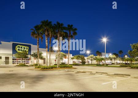 Stuart, FL, USA - 6. August 2022: Nachtfoto Best Buy Stuart FL Stockfoto