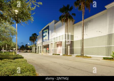 Stuart, FL, USA - 6. August 2022: Nachtfoto Best Buy Stuart FL Stockfoto