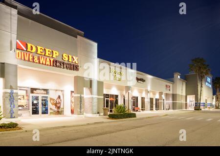 Stuart, FL, USA - 6. August 2022: Nachtfoto Deep Six Dive und Watersports Store Stuart FL Stockfoto