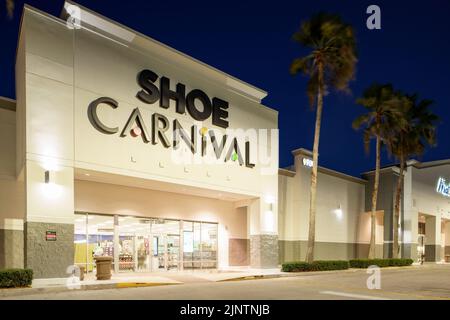 Stuart, FL, USA - 6. August 2022: Schuhkarneval im RK Center Pineapple Commons Stuart FL Stockfoto