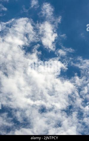 Weiße Wolken in einem blauen Himmel. Blauer Himmel mit Wolken, kann als Hintergrund verwendet werden. Der weite blaue Himmel und der Himmel der Wolken Stockfoto
