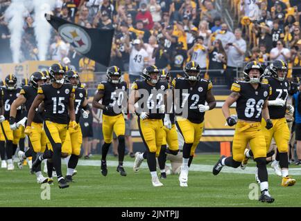 Pittsburgh, Usa. 13. August 2022. Pittsburgh Steelers nimmt das Feld im Acrisure Stadium vor dem Beginn des Vorsaison-Spiels gegen die Seattle Seahawks am Samstag, den 13. August 2022 im Acrisure Stadium in Pittsburgh ein Foto von Archie Karpenter/UPI Credit: UPI/Alamy Live News Stockfoto