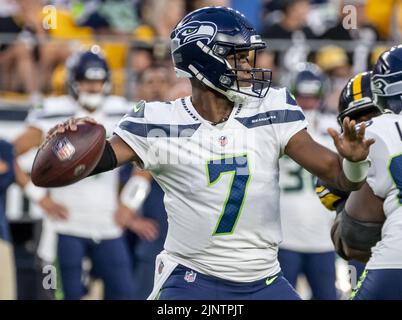 Pittsburgh, Usa. 13. August 2022. Seattle Seahawks Quarterback Geno Smith (7) startet am Samstag, den 13. August 2022, das Vorsaison-Spiel gegen die Pittsburgh Steelers im Acrisure Stadium in Pittsburgh Foto von Archie Karpenter/UPI Credit: UPI/Alamy Live News Stockfoto