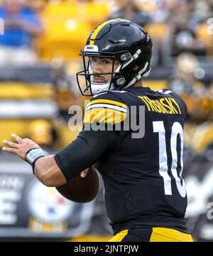 Pittsburgh, Usa. 13. August 2022. Pittsburgh Steelers Quarterback Mitch Trubisky (10) startet am Samstag, den 13. August 2022, das Vorsaison-Spiel gegen die Seattle Seahawks im Acrisure Stadium in Pittsburgh Foto von Archie Karpenter/UPI Credit: UPI/Alamy Live News Stockfoto