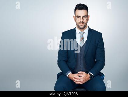 Ich bin nicht hier, um herum zu verwirren, wenn es um Erfolg geht. Studioporträt eines hübschen jungen Geschäftsmannes, der vor grauem Hintergrund posiert. Stockfoto