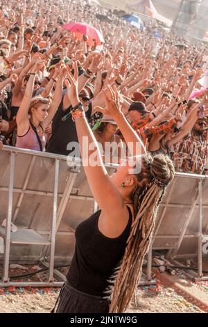 Die britische Gebärdensprache BSL interpretiert die Gehörlosen beim Grand Central Stage Fair Festival. Boomtown Festival - Kapitel 1: The Gathering - findet im Matterley Estate, in der Nähe von Winchester, Hampshire, statt und wird von Mittwoch, 10.. Bis Sonntag, 14.. August 2022, stattfinden. Boomtown folgt einer Geschichte, die sich jedes Jahr entwickelt und für die Welt nach der Pandemie zurückgesetzt wurde, in der der Ausnahmezustand zu einem Zustand des Aufbruchs wurde, der aus der Asche des Alten auferstanden ist. Es ist eine neue Welt, begleitet von einer neuen Geschichte, die darauf wartet, erzählt zu werden, die sich auf Reflexion, Akzeptanz und Reconne konzentriert Stockfoto