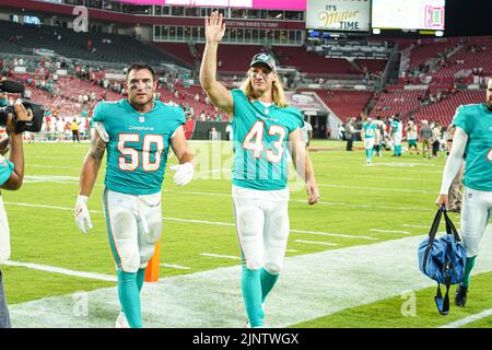 Tampa Bay, Florida, USA, 13. August 2022, Andrew Van Ginkel #43 von Miami Dolphins winkt Fans zu, nachdem er die Buccaneers von Tampa Bay im Raymond James Stadium besiegt hat. (Foto: Marty Jean-Louis) Quelle: Marty Jean-Louis/Alamy Live News Stockfoto