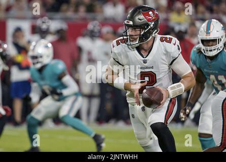 Tampa, Usa. 13. August 2022. Tampa Bay Buccaneers Quarterback Kyle Trask (2) kriecht in der ersten Hälfte ihres Vorsaison-Spiels gegen die Miami Dolphins im Raymond James Stadium in Tampa, Florida, am Samstag, 13. August 2022. Foto von Steve Nesius/UPI Credit: UPI/Alamy Live News Stockfoto