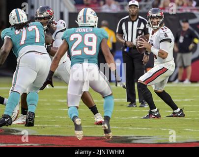 Tampa, Usa. 13. August 2022. Tampa Bay Buccaneers Quarterback Blaine Gabbert (11) scheint während der ersten Hälfte ihres Vorsaison-Spiels gegen die Miami Dolphins im Raymond James Stadium in Tampa, Florida, am Samstag, den 13. August 2022 zu passieren. Foto von Steve Nesius/UPI Credit: UPI/Alamy Live News Stockfoto