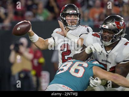 Tampa, Usa. 13. August 2022. Kyle Trask (2) von Tampa Bay Buccaneers sieht sich während der ersten Hälfte ihres Vorsaison-Spiels im Raymond James Stadium in Tampa, Florida, am Samstag, den 13. August 2022, gegen die Miami Dolphins zu kämpfen. Foto von Steve Nesius/UPI Credit: UPI/Alamy Live News Stockfoto