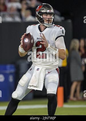 Tampa, Usa. 13. August 2022. Kyle Trask von Tampa Bay Buccaneers sieht sich während der ersten Hälfte ihres Vorsaison-Spiels im Raymond James Stadium in Tampa, Florida, am Samstag, den 13. August 2022, gegen die Miami Dolphins überbieten. Foto von Steve Nesius/UPI Credit: UPI/Alamy Live News Stockfoto