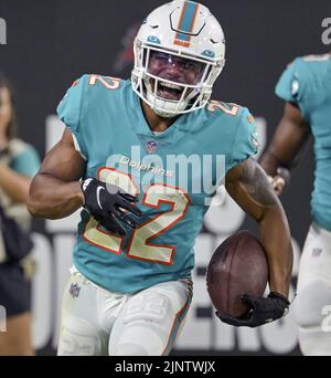 Tampa, Usa. 13. August 2022. Elijah Campbell von Miami Dolphins feiert nach einem Abfangen während der ersten Hälfte ihres Vorsaison-Spiels gegen die Tampa Bay Buccaneers im Raymond James Stadium in Tampa, Florida, am Samstag, 13. August 2022. Foto von Steve Nesius/UPI Credit: UPI/Alamy Live News Stockfoto