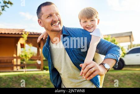 Ich habe viele lustige Momente mit meinem Jungen zu teilen. Ein Vater, der sich mit seinem kleinen Sohn im Freien. Stockfoto