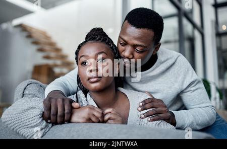Unglücklich, traurig und deprimiert Paar während Freund Trost, Unterstützung und Umarmung Partner während kämpfen, Trauer Verlust oder Depression Problem zu Hause Stockfoto