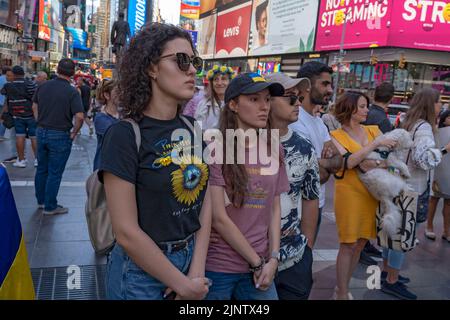 NEW YORK, NEW YORK - 13. AUGUST: Eine Frau trägt ein Pink Floyd T-Shirt aus dem Protestlied "Hey Hey Rise Up" gegen den Ukraine-Krieg bei einem Protest zur Unterstützung der Ukraine am Times Square am 13. August 2022 in New York City. Stockfoto