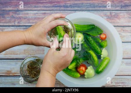 Ein Einlegeglas zum Einlegen von Gurken und Tomaten. Stockfoto