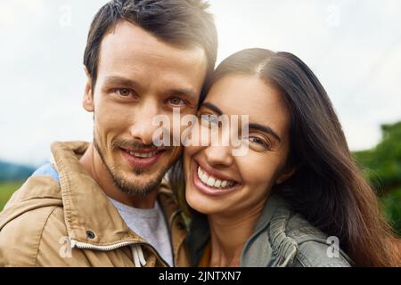 Wir waren füreinander gemacht. Ein liebevolles junges Paar im Freien. Stockfoto