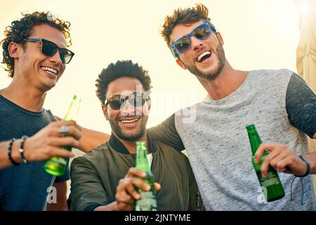 Die erste Regel des Wochenendes feiert es. Eine Gruppe junger Freunde, die draußen herumhängen und gemeinsam im Freien trinken. Stockfoto