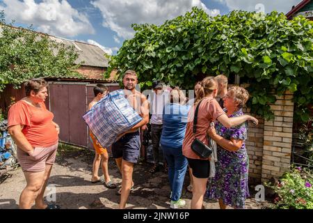Kurdiumiwka, Oblast Donezk, Ukraine. 4. August 2022. Einige von ihnen beschlossen, aus der Stadt Kurdiumivka im Donbas zu evakuieren. Die Zeit läuft, und Freiwillige aus der Ukraine, aber auch aus der ganzen Welt Rennen mit der Zeit, um die Menschen zu evakuieren, die bereit sind, von der Ostfront zu gehen, da ihre Häuser während der verstärkten Kämpfe im östlichen Teil der Ukraine zerstört wurden, Millionen ukrainischer Familien sind nun aus dem immer näher rückt Krieg evakuiert worden, da viele von ihnen in den westlichen Teil des Landes verlegt werden. Nach Angaben der Vereinten Nationen Stockfoto