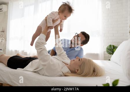 Junge Familie verbringen Zeit mit niedlichen Neugeborenen Stockfoto